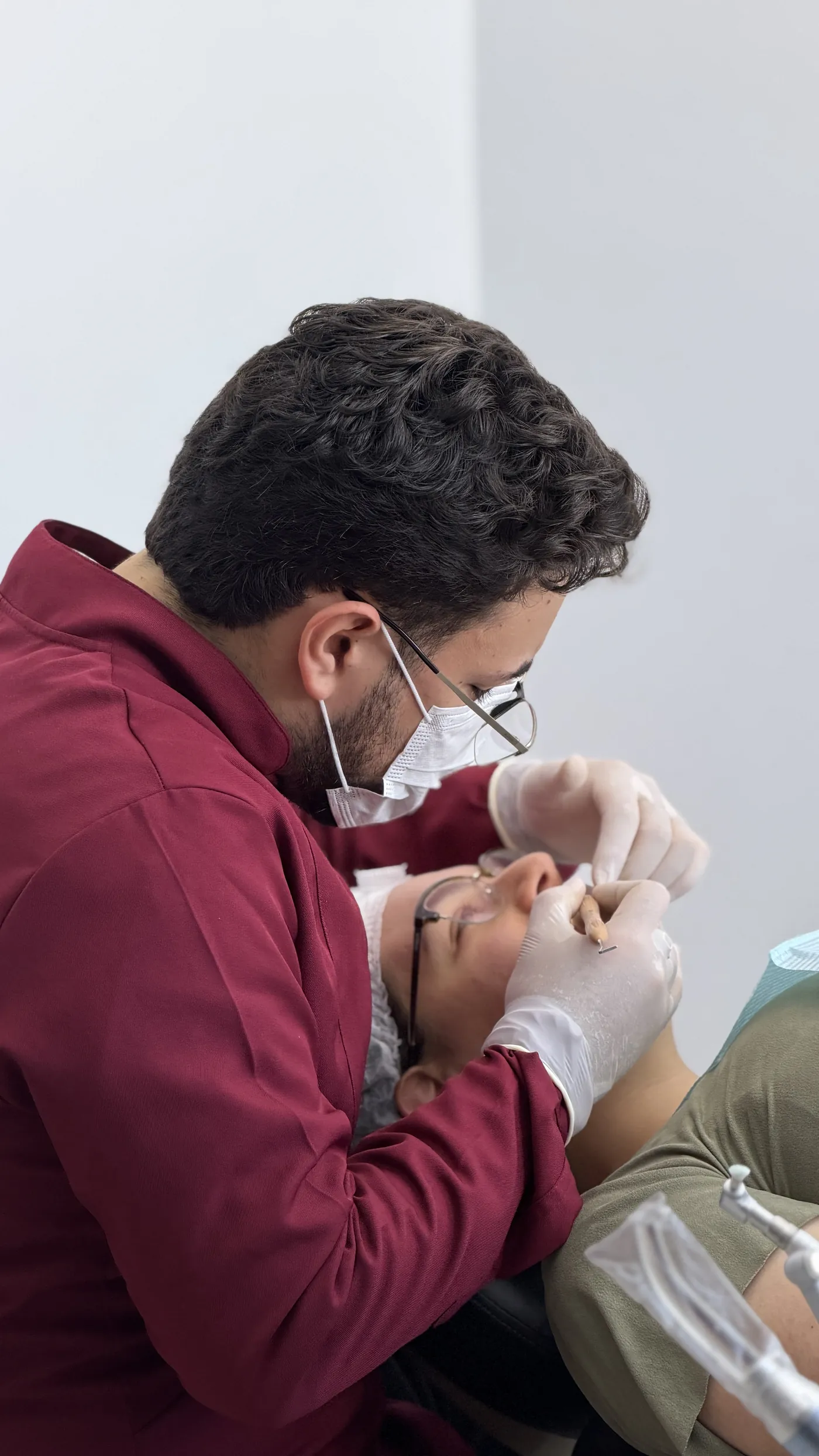 Dr. Alex E. Pedroso durante atendimento odontológico em seu consultório em Santiago, RS
